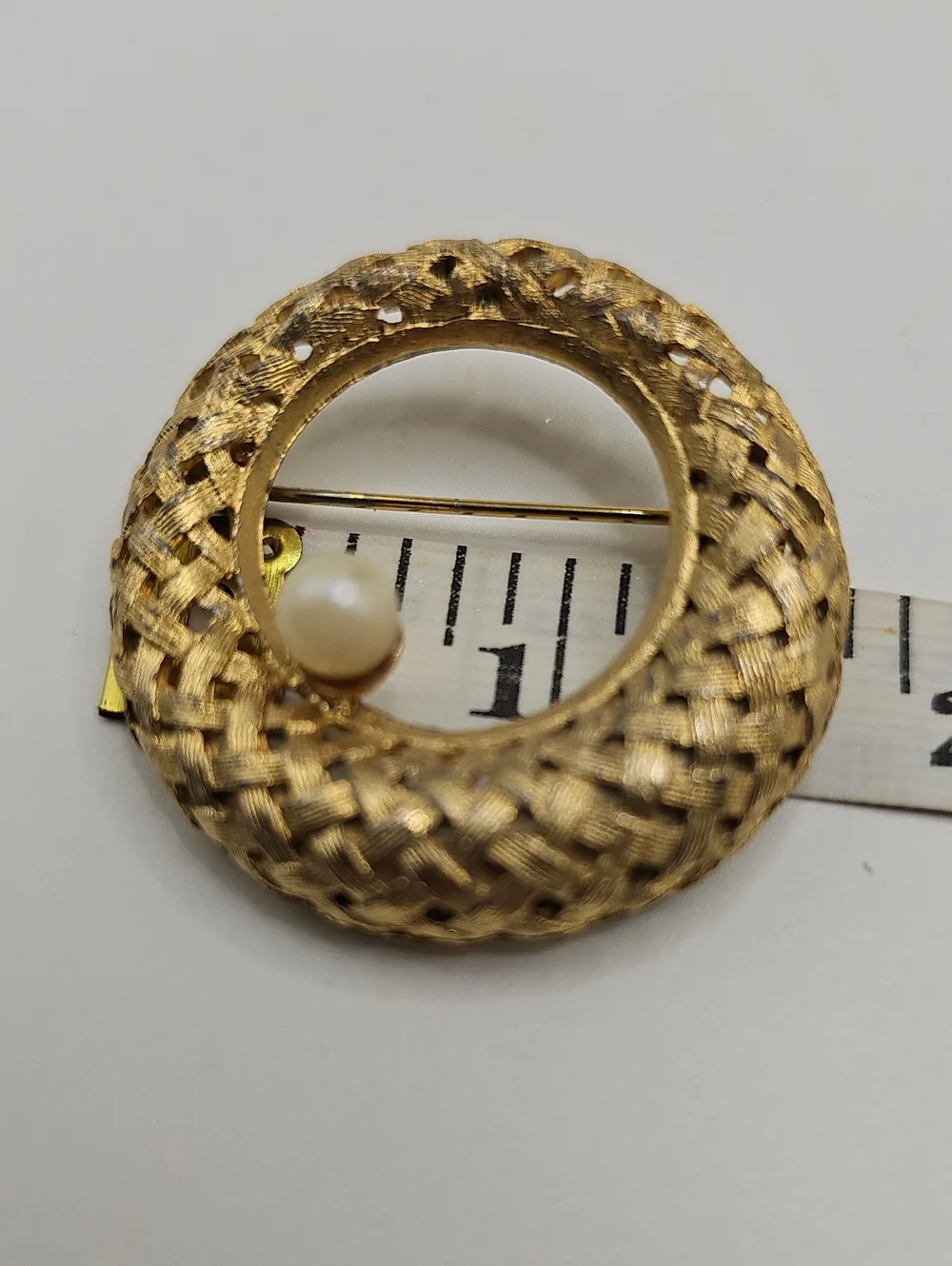 BSK Vintage Woven Basketweave Circle Brooch Womens OS Gold Faux Pearl Size OS